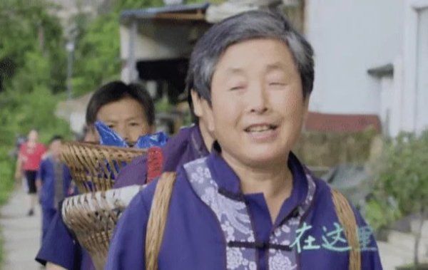  村民|赵丽颖和村民打招呼没人理，脸上的表情太尴尬，怕是忘了有镜头