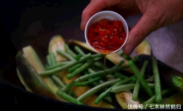  烧茄子|老家常见下饭菜，长豆角烧茄子，软烂鲜香，又得多吃两碗饭