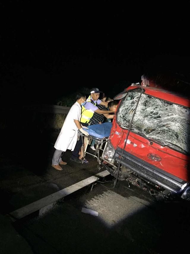  事故现场|惊险！夜间高速追尾司机被困 民警紧急救援