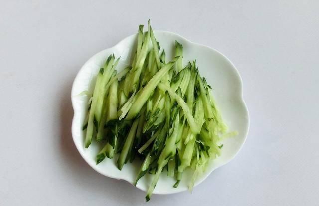 江南|江南传统的经典家常面——开洋葱油拌面