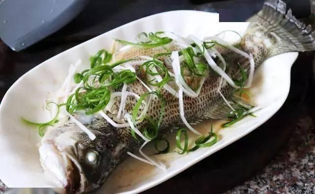  正确|过年蒸鱼时，冷水上锅还是热水？教你正确做法，鱼肉鲜嫩可口还没腥味