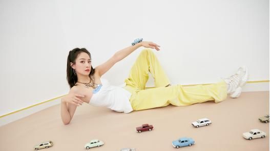  看着特别|宋茜越来越有“阔太”感，抹胸裙上“亮钻”加“宝石”，真有范