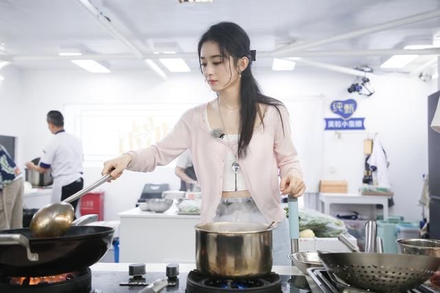  审核不仔细|《中餐厅》官博致歉赵丽颖，是失误还是炒作？观众仍需理性吃瓜