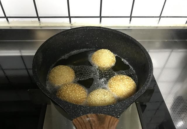  个个|炸麻团的秘诀，不加泡打粉也能个个空心，不开裂不塌陷，简单好吃