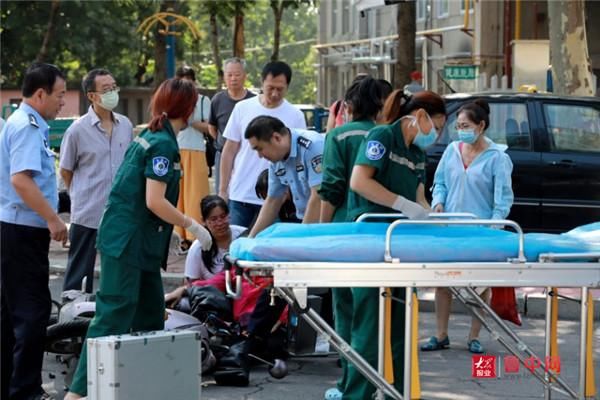  救助|伤者交通事故倒地 齐都公安民警及时救助