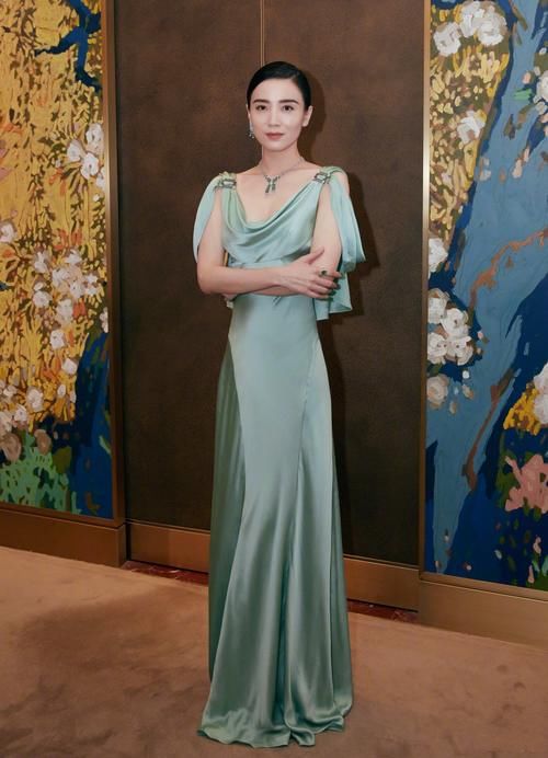 造型|宋佳造型真圈粉，穿丝绒裹身裙复古明艳，真是40＋女性穿搭教科书