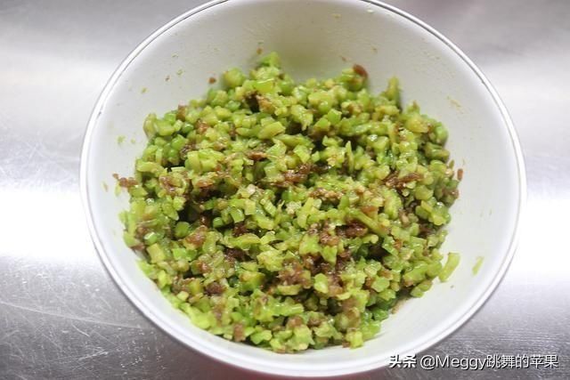  适量|三伏天吃饺子，韭菜馅不如这个菜，清口开胃促食欲，越吃越上瘾