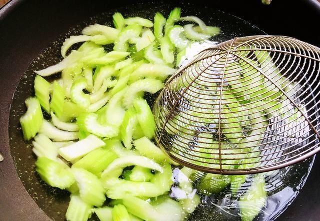  赛过|处暑已到，宁可不吃肉也要吃这个菜，6块钱炒一盘，赛过喝骨头汤