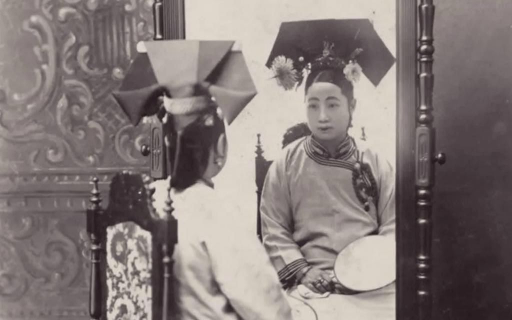  镜子|自拍，忍不住用镜子？论看脸时代的“镜花水月”