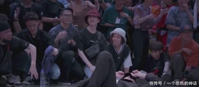 位队长|《街舞》队长斗舞,选手点评看出实力差距,张艺兴王一博评价钟汉良很统一