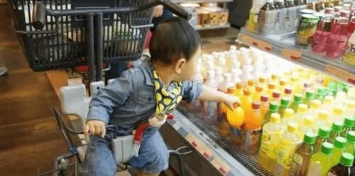 饮料|孩子在超市未结账先喝饮料，超市要十倍赔偿?妈妈回怼很给力