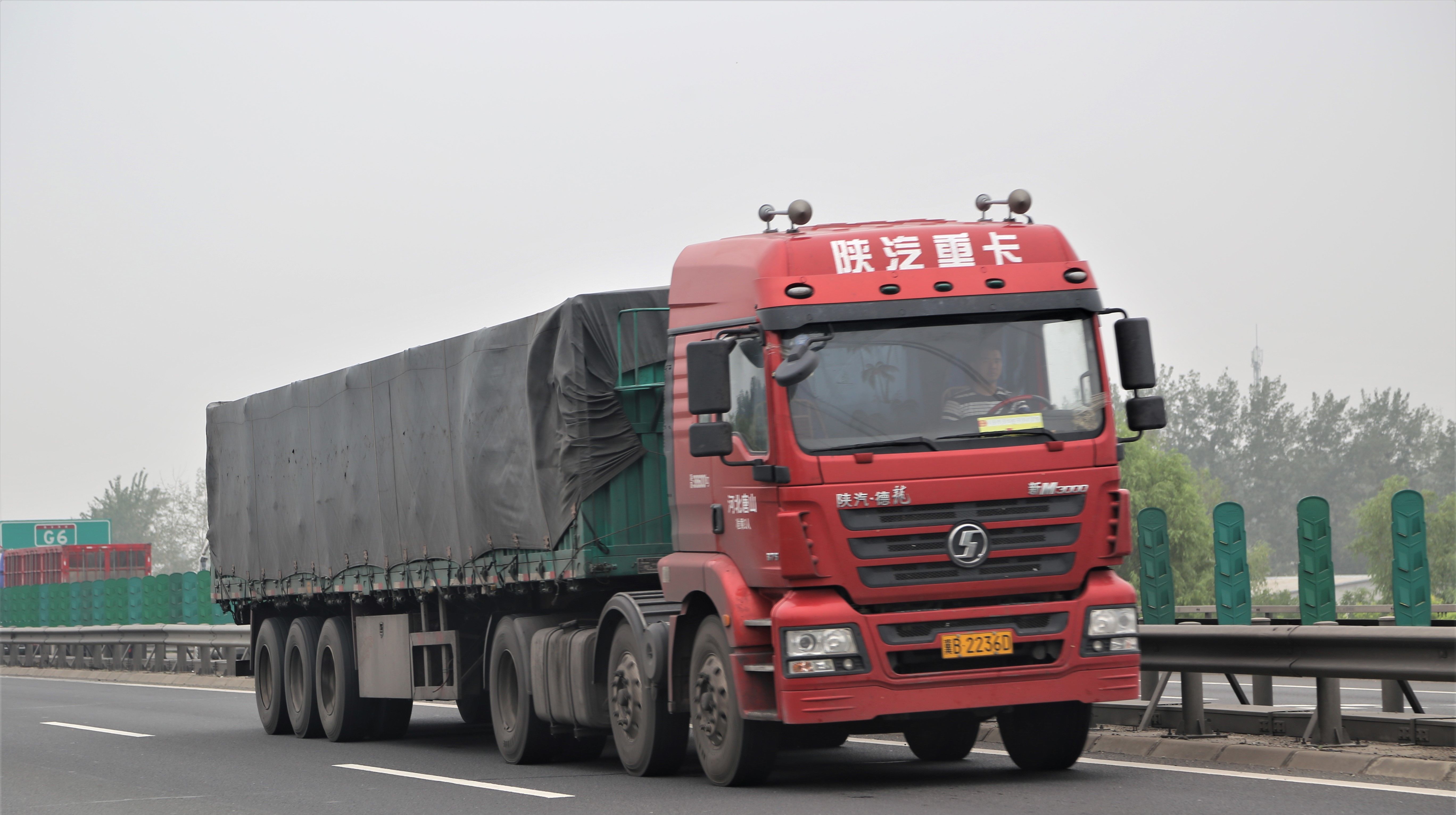  货车|横冲直撞大货车，既不减速也不变道直接撞人？司机：我们也想活！