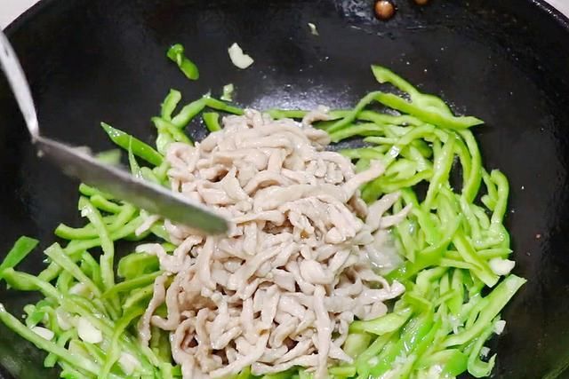  技巧|不管炒什么肉丝都不要直接下锅，教你2个小技巧，肉丝鲜嫩不粘锅