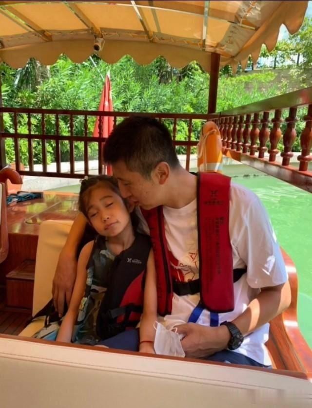  妻子|郭士强辞职后过起了向往的生活，陪女儿妻子度假相当休闲