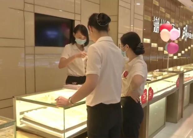 替人|替人担保欠下百万外债 打起金店金条的主意 店长:17根换走15根