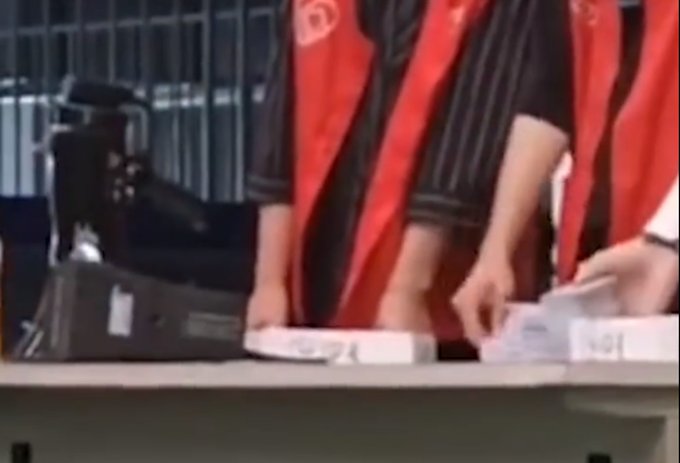 电子厂|电子厂回应发证扔地上让员工捡：管理失职，主管已道歉
