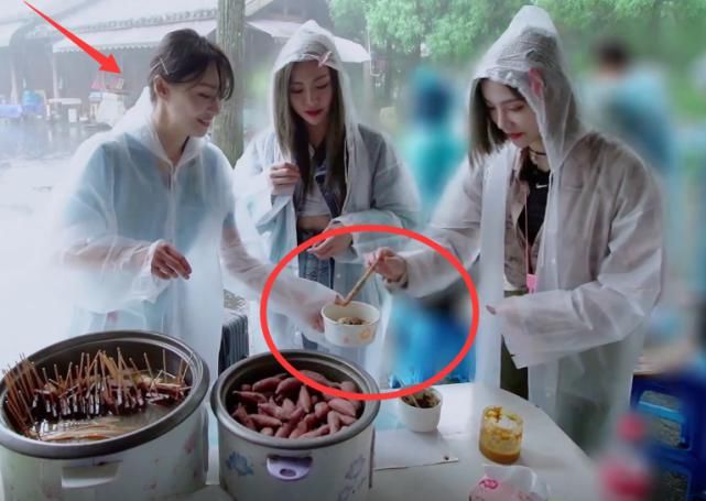  差距|许佳琪郑爽谢可寅吃路边摊，看到雨衣穿法，女团成员与演员的差距