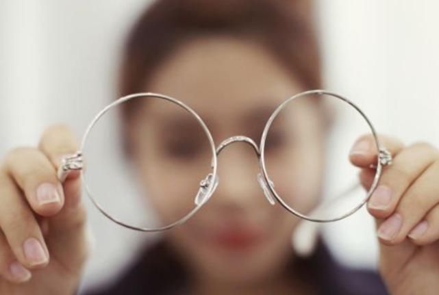  怕不怕|明知“近视”却偏不戴眼镜，会变成什么样？这3种后果你怕不怕？