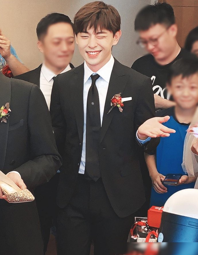  伴郎|邓伦偶遇新婚夫妻，谁注意他的反应？弹幕：咋没请我当伴郎呢