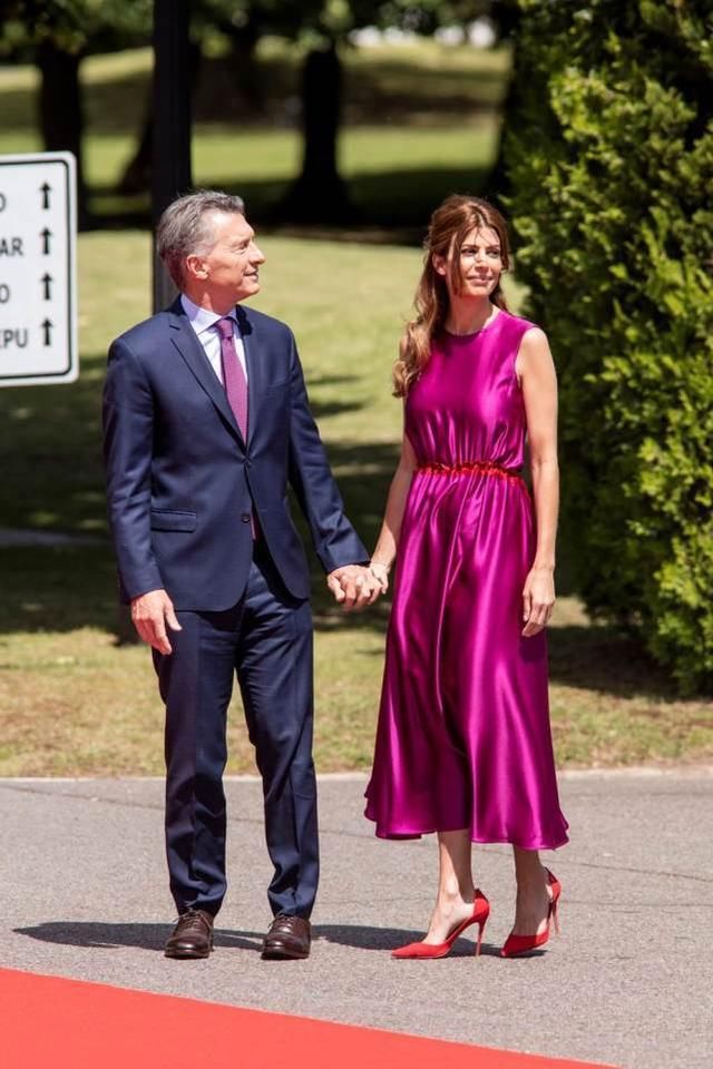  看起来|阿根廷第一夫人三婚带娃嫁总统，遭特朗普贴面吻，颜值压布里吉特