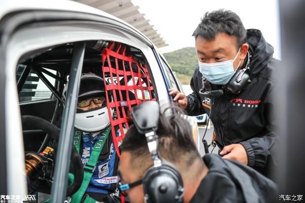 转向|601号赛车被撞，轮圈缺一块还能完赛。818号赛车突然无法转向