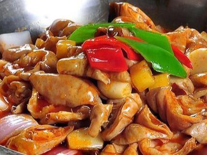 倒入|春季美食推荐尖椒腰花,油豆腐丁炒青椒,爆炒肥肠的做法