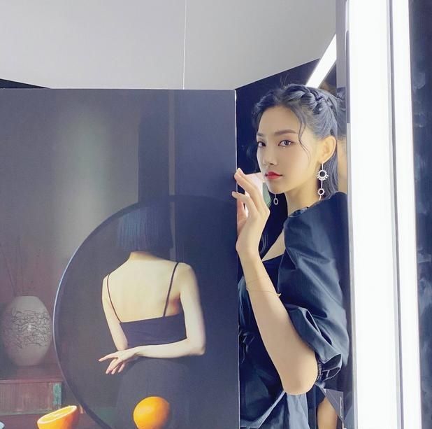  会显得比较|曾可妮女团造型不要太好看，少女心首饰迷人亮眼，减龄穿搭学起来