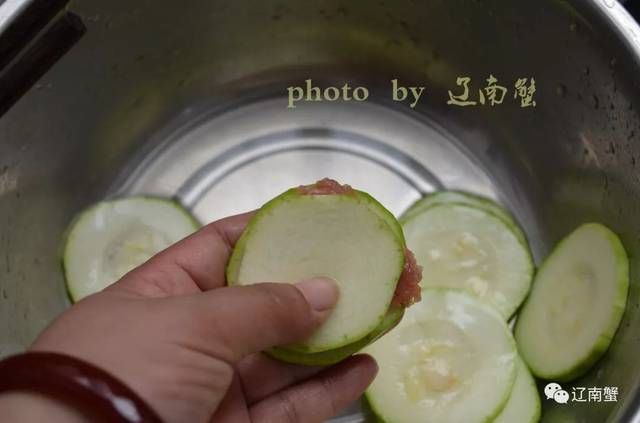  炒肉|西葫芦别再炒肉了，这样吃，上桌就被抢光！