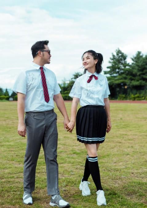 老人|44岁胡可穿学生服显清纯,一旁沙溢却穿老人鞋,被吐槽像两代人