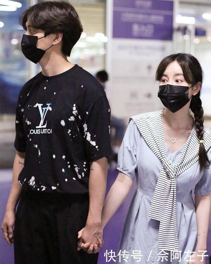  黑色衬衫|张檬小五十指相扣现身机场，大方秀恩爱，高调撒狗粮！配的一脸