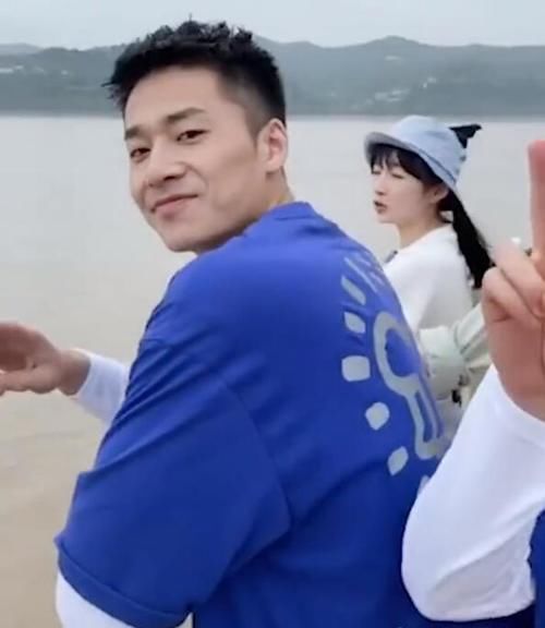  娇小|黄晓明vlog下的中餐厅成员：李浩菲娇小，赵丽颖这腿围真实的？