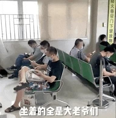  玩游戏|孕妇站着排队，丈夫坐着玩游戏引众怒：明明结了婚，怎么还要全靠自己？