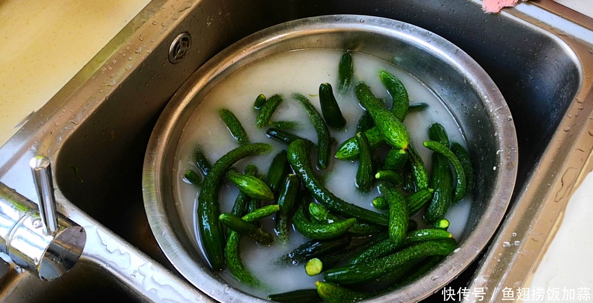 外行|腌黄瓜时,只会加盐就外行了,多加1味调料,又脆又绿格外香!