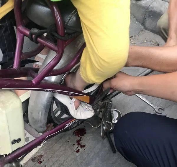  卡车|顺德一女孩脚卡车轮内，骑车带孩子的家长要注意！