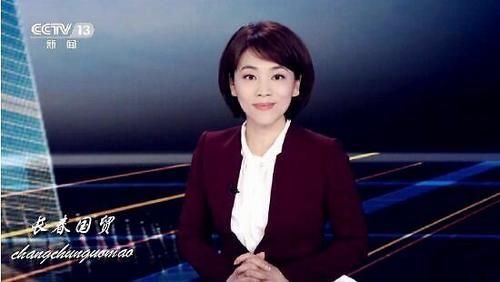  照曝光|她是央视新闻主播，曾被称为复旦才女，素颜照曝光与荧屏判若两人