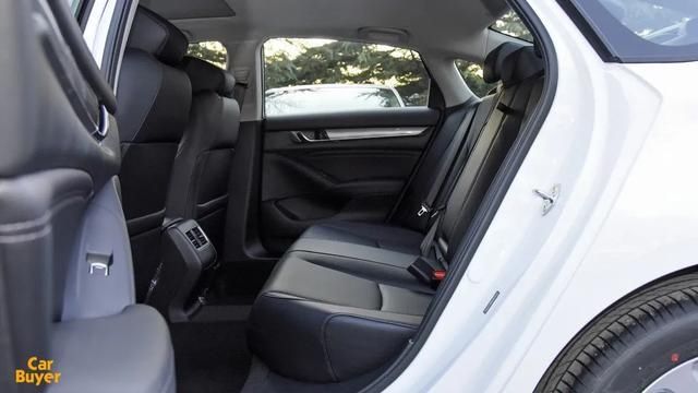 设计|最低相差不到1万,“鸡头”思域和“凤尾”雅阁,到底如何选择?