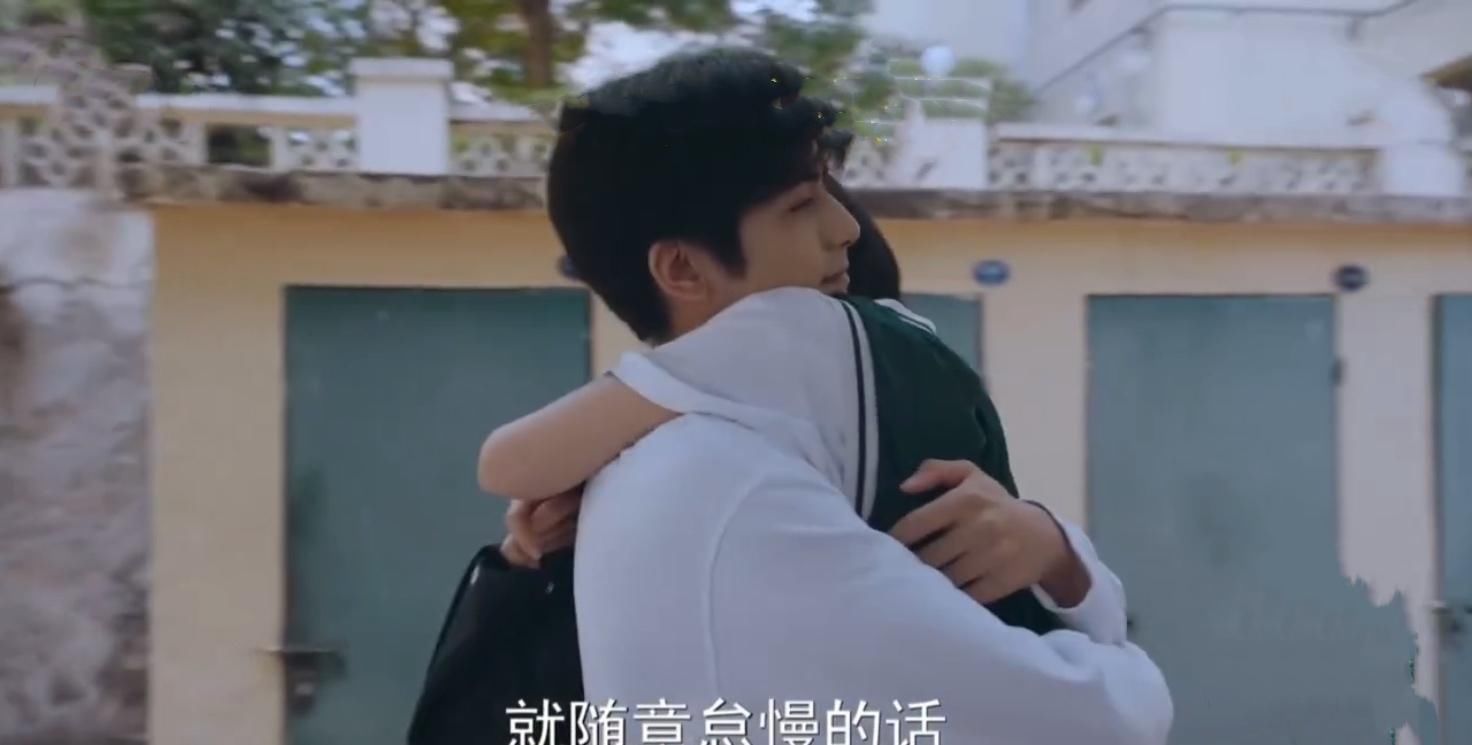  这段|《以家人之名》凌霄回家李尖尖熊抱这段太甜了，男友力爆棚，期待