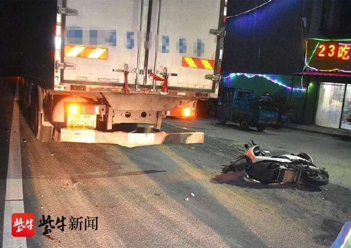 头盔|大货车违停路边，骑手没戴头盔一头撞上当场昏迷