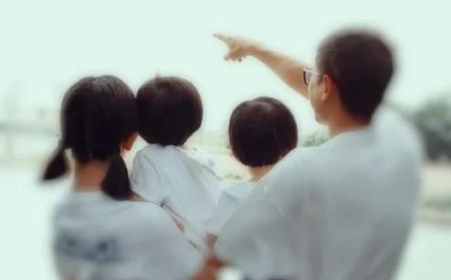 散步|谢娜带女儿散步,跳跳俏俏高情商答出“回家的路”,老母亲被暖化