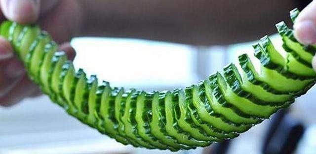 厨师|日本大厨秀刀工,把鱼切成了蝴蝶,只见中国小学徒拿过来一节莲藕