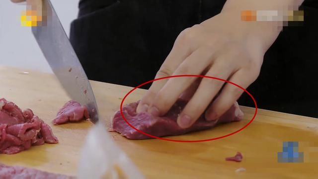 得干干净净|《中餐厅4》赵丽颖首秀刀工，看到她的手，这细节也太圈粉了