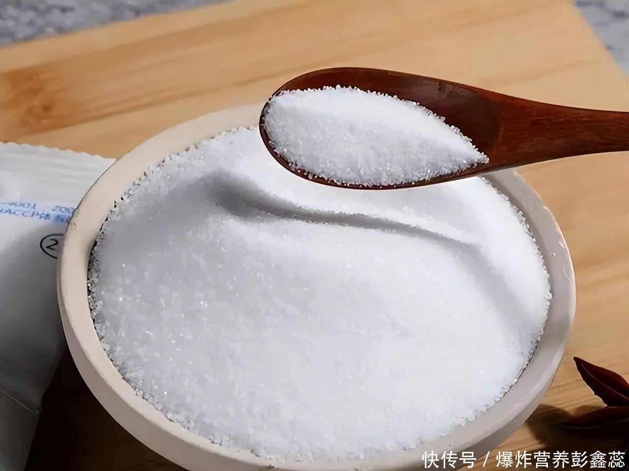 目前有必要囤食盐吗(为什么又有很多人开始囤食盐了？其实，大家完全不用过于恐慌)