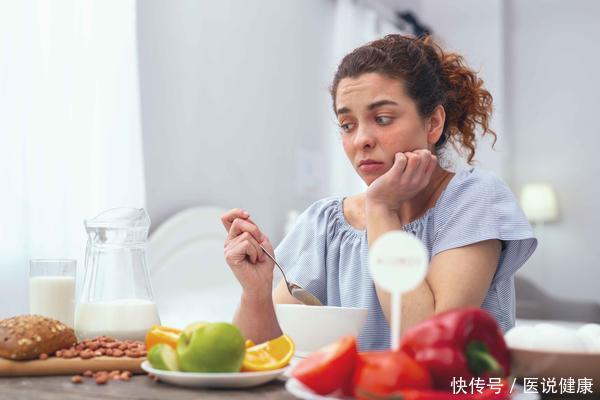 食欲差小腿肿胀是什么原因(食欲减退、恶心、小腿还肿了，这些异常隐藏着什么健康问题？)