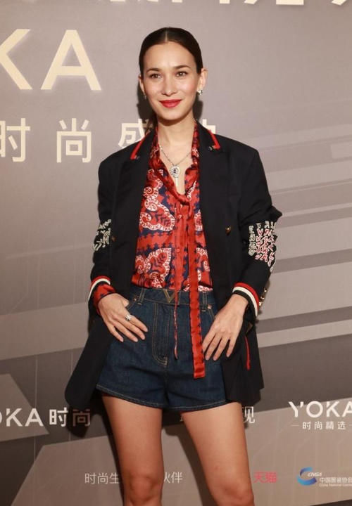 搭配|卢靖姗越看越美,穿基本款短裤参加活动,多看两眼就移不开视线