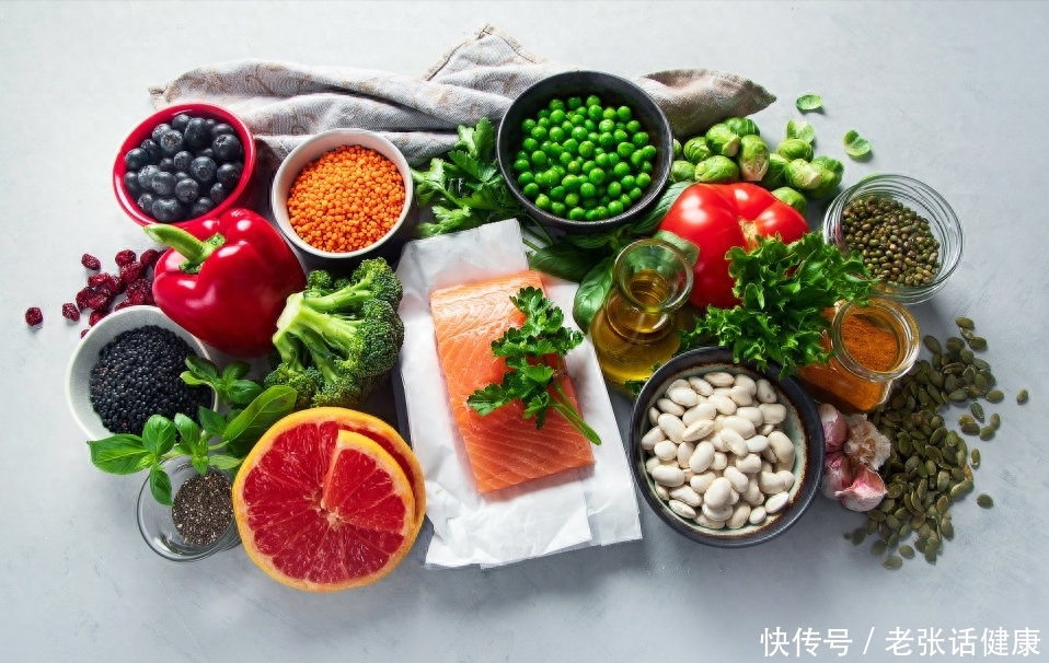 白头发越长越多是缺少哪些营养(白头发增多，未必是衰老了，或是体内缺乏4种营养素，要及时补充)