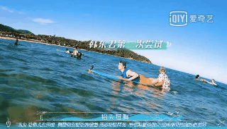 年轻人|从早浪到晚的《夏日冲浪店》，如何拉拢年轻人的心？