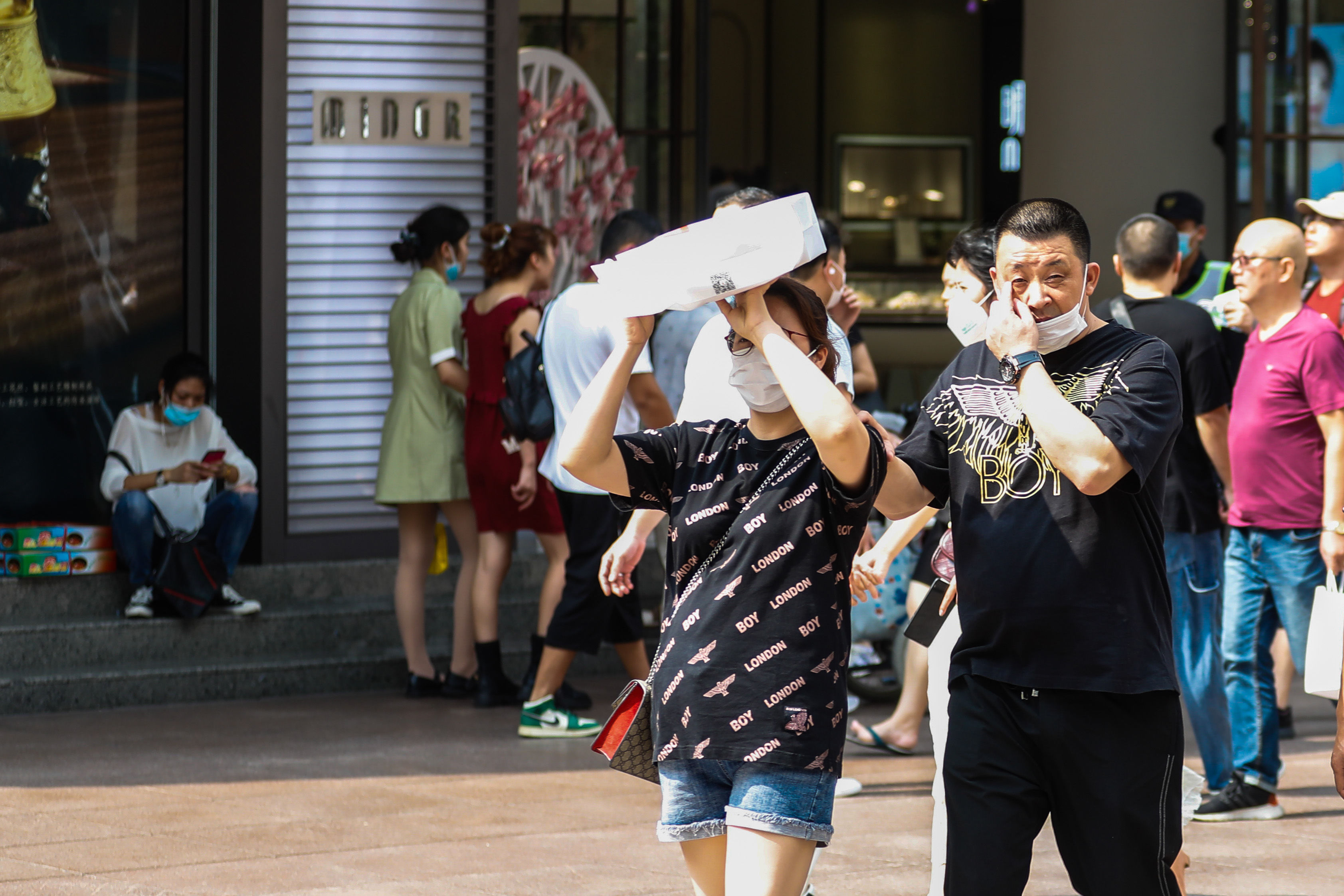 降雨|“烧烤模式”继续，今夏首个高温橙色预警来了！今最高温36.8℃，明有降雨，气温回落