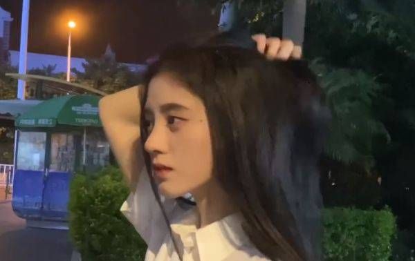  拍照|鞠婧祎穿白衬衫在海边散步，拍照时突然拽起自己的头发，网友顿时愣了