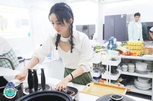  冷漠|《中餐厅》嘉宾上门拉生意，女孩冷漠脸不认识赵丽颖，网友：演的吧