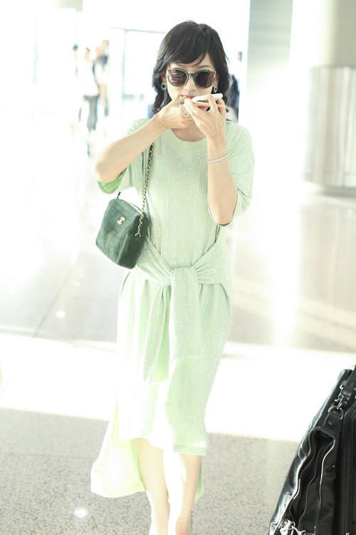  机场|赵雅芝走机场，穿抹茶色的长衫似回青春，女生就该怎么美怎么穿！